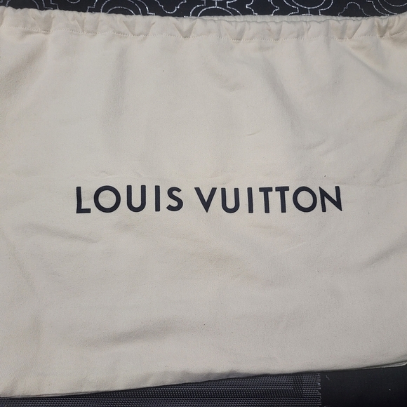 Louis Vuitton Cream Shoulder Bag with Iconic Branding - Picture 1 of 6